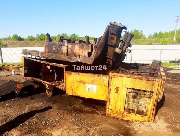 В Тайшете сгорел старый грузовик без госномеров