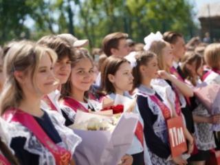 Игорь Кобзев поздравил выпускников школ Приангарья с последним звонком