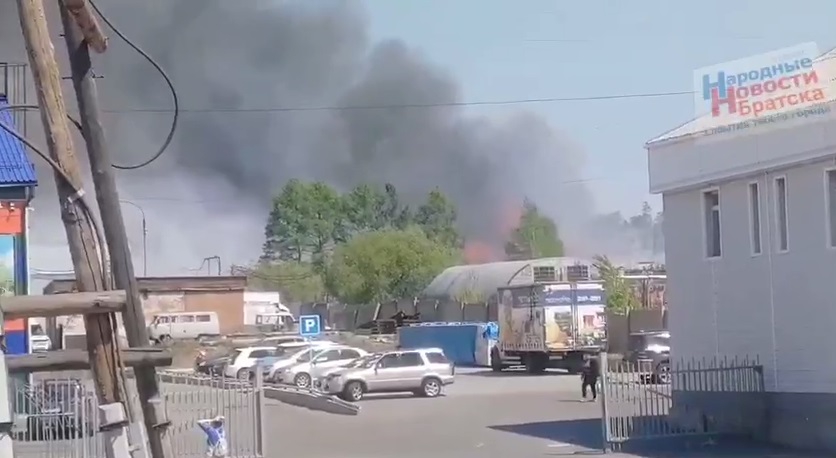 Накануне в Братске вспыхнул крупный пожар в районе птицефабрики бывшего мясокомбината