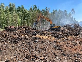 В Магистральном горит свалка отходов лесопиления