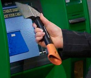 Полиция ищет преступников, пытавшихся вскрыть банкомат в Юбилейном