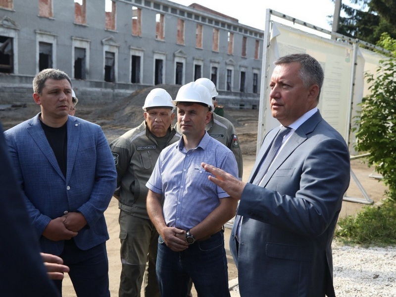 Игорь Кобзев проверил ход работ на стройплощадке суворовского военного училища в Иркутске
