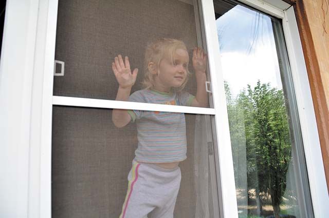 Двое маленьких детей выпало их окон в Иркутской области за выходные