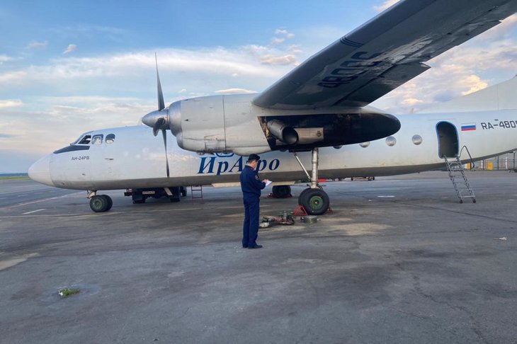 В аэропорту Иркутска при посадке у самолета Ан-24 загорелось шасси