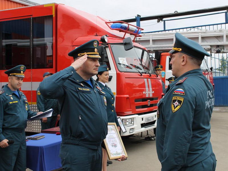 Министр МЧС России вручил государственные и ведомственные награды иркутским спасателям