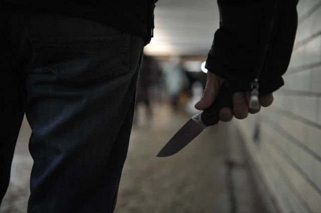 В Чунском районе мужчина с ножом ограбил школьника