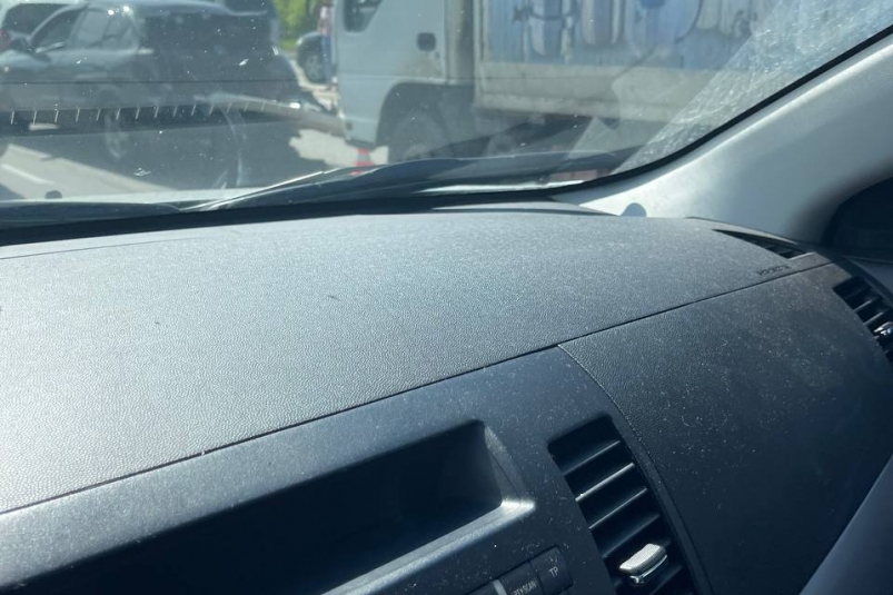 Две иномарки и грузовик столкнулись перед въездом на Академический мост в Иркутске