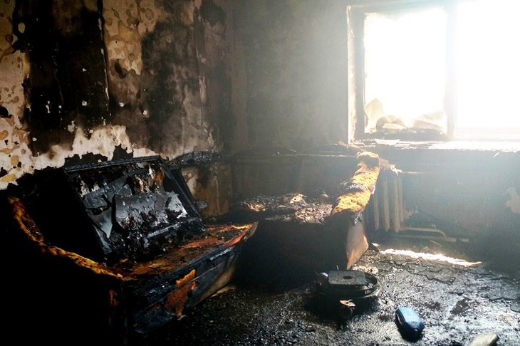 Два человека погибли во время пожара в частном доме в Иркутске
