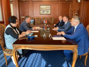 Губернатор Иркутской области провел встречу с представителями машиностроительного холдинга Республики Беларусь