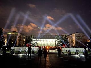 "Лучи Победы" впервые осветили вечернее небо над Иркутском