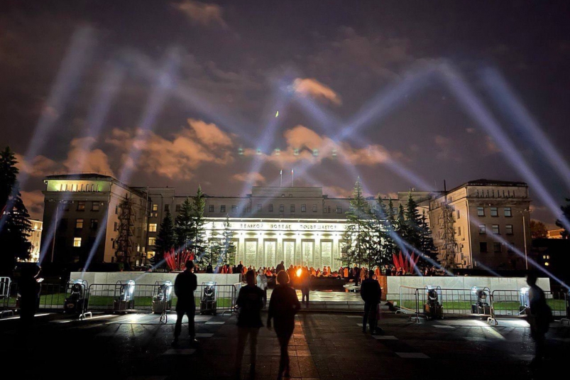 "Лучи Победы" осветили ночное небо над Иркутском