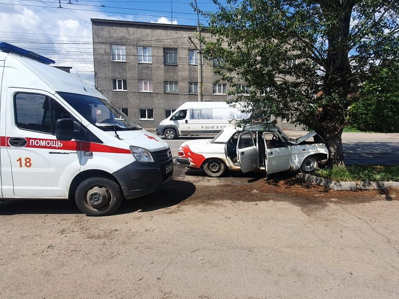 Три человека пострадали при столкновении «Волги» с деревом в Иркутске