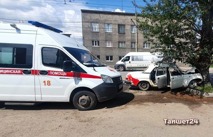 В Иркутске &#171;Волга&#187; врезалась в дерево. Погибли двое мужчин