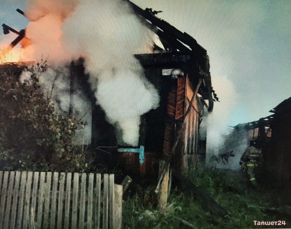 В Юртах сгорел заброшенный дом