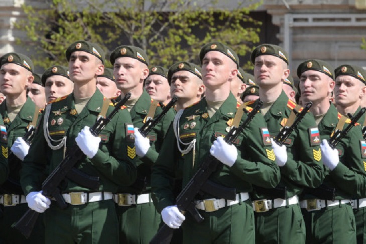 Депутаты Госдумы предложили принимать на контрактную службу в армию выпускников школ