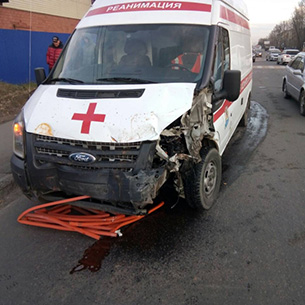 В Ангарске Nissan Patrol не уступил дорогу и врезался в машину «скорой»