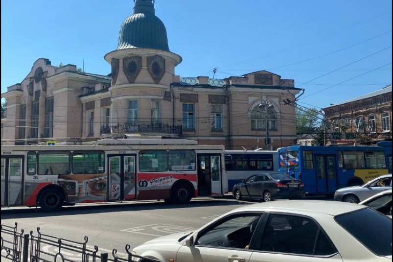 Троллейбусы в центре Иркутска встали из-за обрыва контактной сети