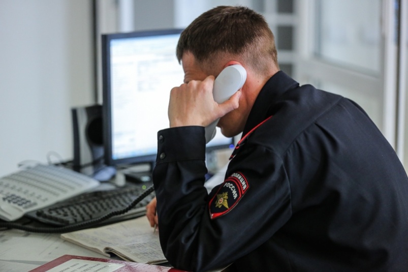 Неизвестные похитили телефон у мужчины, уснувшего возле магазина в Иркутске
