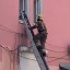 Пожилого мужчину спасли на пожаре в трехэтажном кирпичном доме в Иркутске