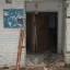 Подъездную дверь жилого дома выломало при загадочных обстоятельствах в Лесосибирске