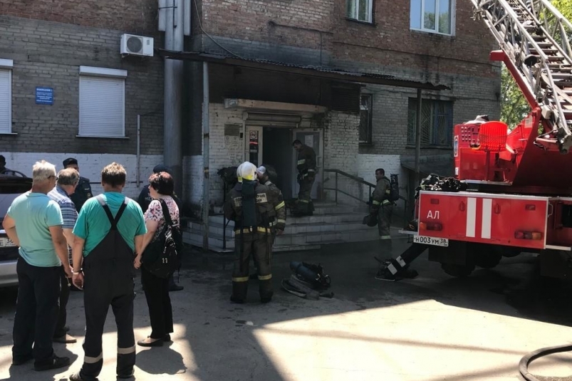 Мужчина пострадал на пожаре в административном здании в Шелехове