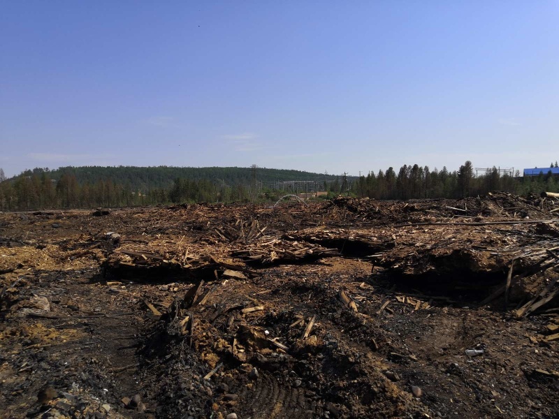 В Казачинско-Ленском районе спустя месяц потушили пожар на лесопильной свалке