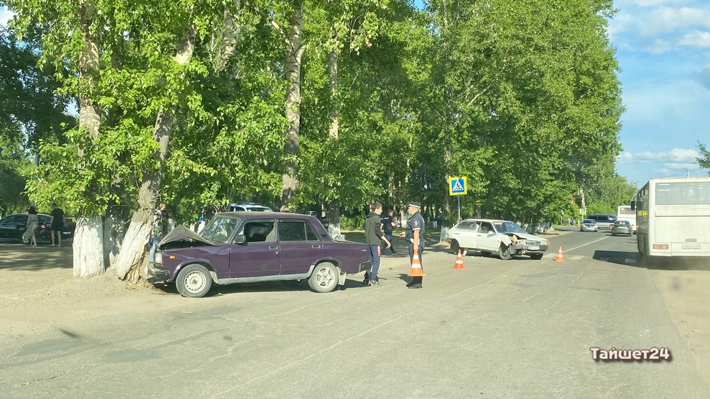 Два отечественных седана столкнулись на улице Партизанской в Тайшете