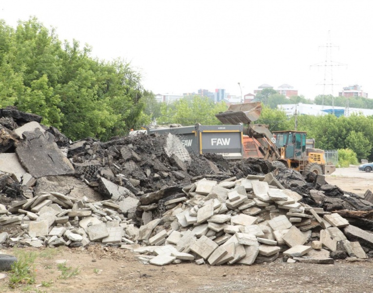 В Иркутске подрядчика обязали убрать строительный мусор с газонов на улице Депутатской