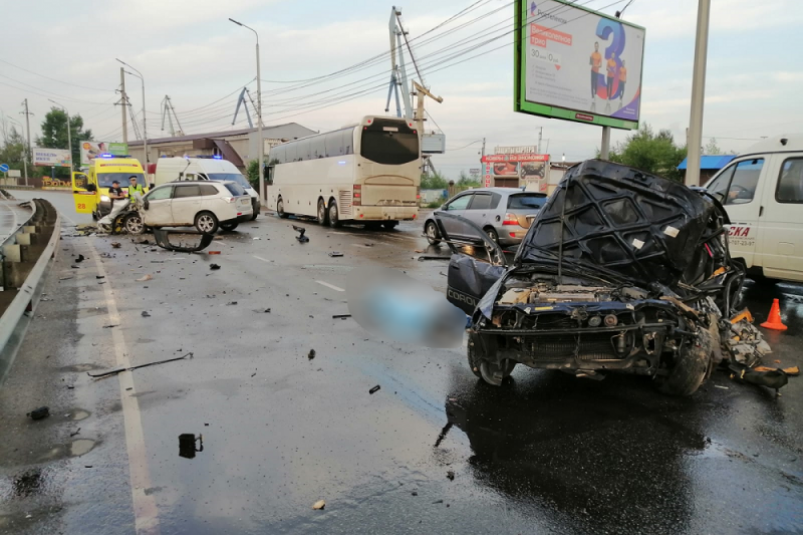 Человек погиб и двое пострадали в ДТП на улице Сурнова в Иркутске