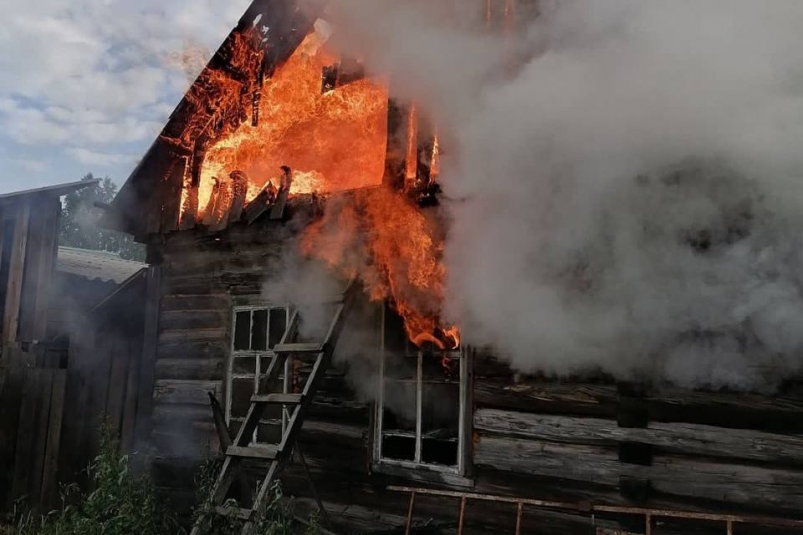 Один человек погиб и трое получили травмы на пожаре в частном доме в Тайшете