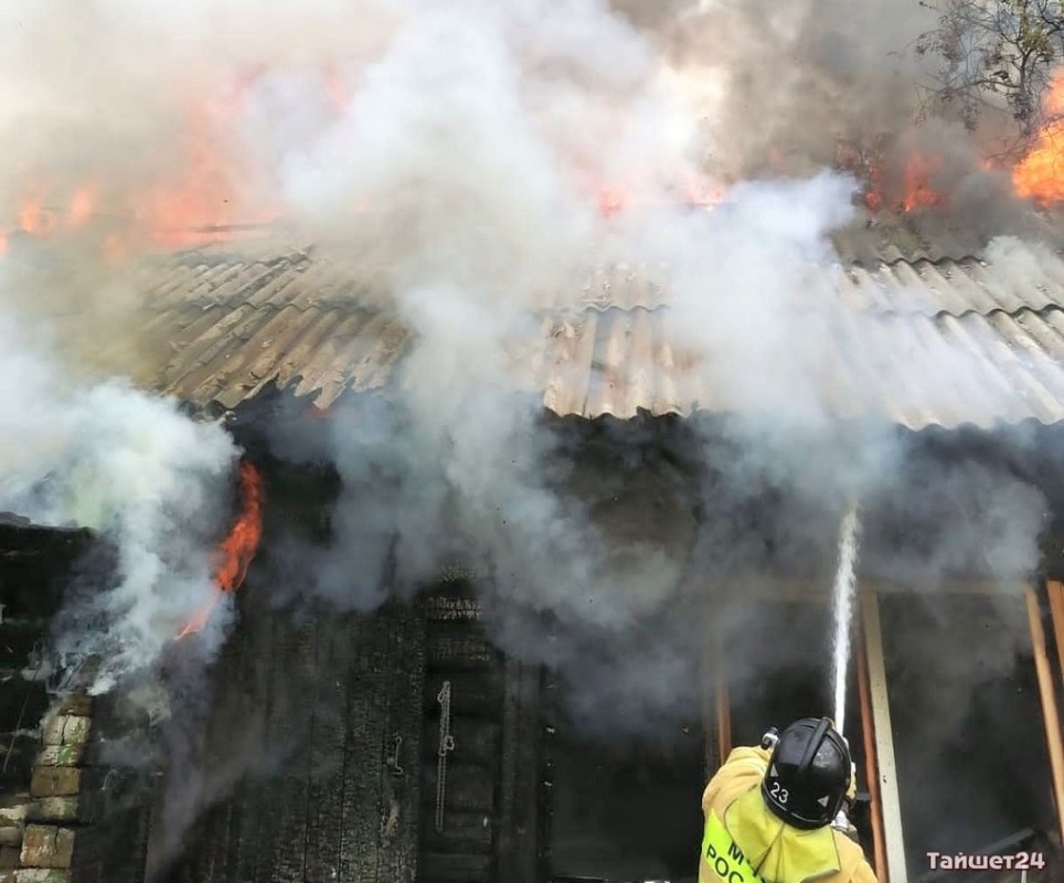 При пожаре на улице Воинов-Интернационалистов в Тайшете погиб друг хозяев дома