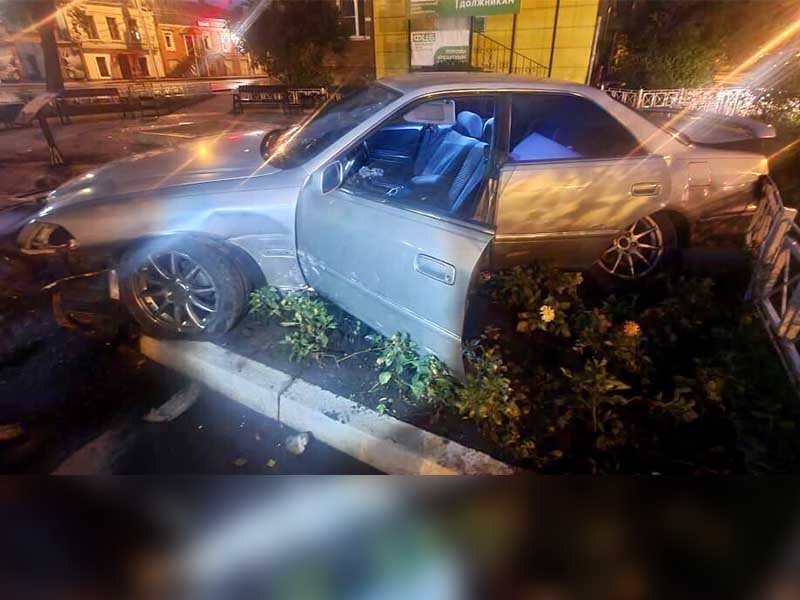 ГИБДД проводит проверку по факту заезда автомобиля в сквер в Иркутске