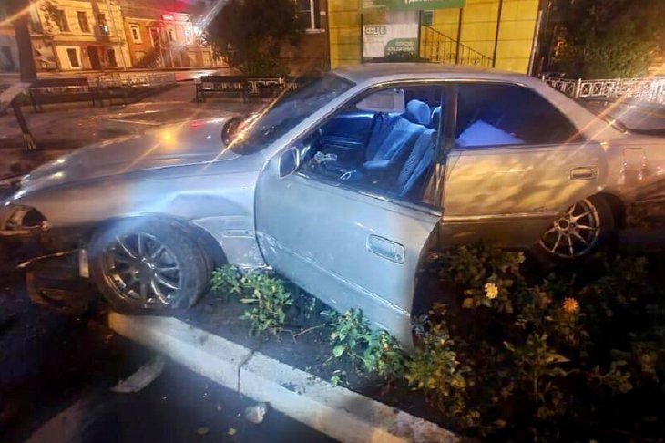 Пьяный водитель Toyota Mark-2 наехал на ограждение в сквере на Карла Либкнехта