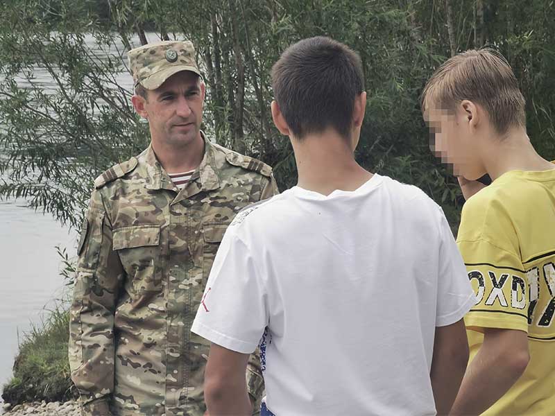 В Ангарске росгвардейцы спасли двух тонущих в реке подростков