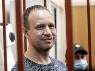 Андрей Левченко пожаловался на применение к нему силы в туалете здания суда