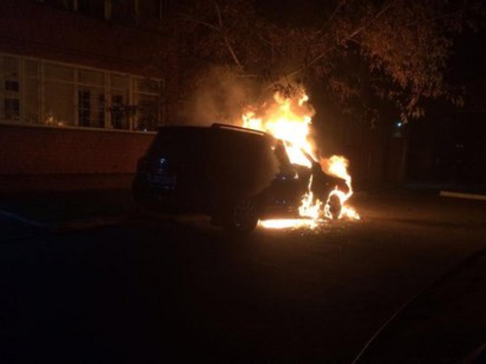 Lexus 570 сожгли сегодня ночью на Депутатской в Иркутске