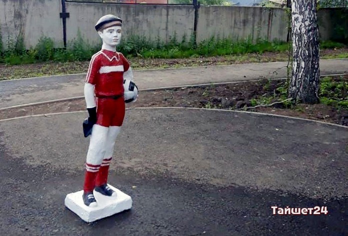 Скульптуру футболиста привели в чувство и вернули в тайшетский парк