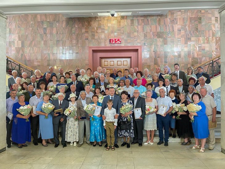 Игорь Кобзев вручил 37 семьям Иркутской области медали за любовь и верность