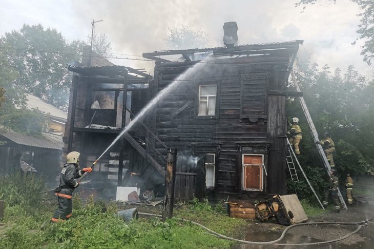 В Иркутске горел двухэтажный деревянный дом на  улице Фридриха Энгельса