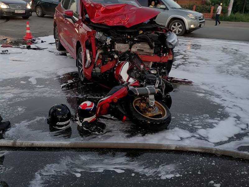 Водитель и пассажир мотоцикла пострадали в ДТП на Сергеева в Иркутске