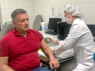 Губернатор Иркутской области прошел ревакцинацию от коронавируса