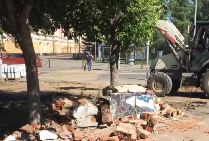 В Иркутске во время ремонта рабочие снесли мозаичное панно