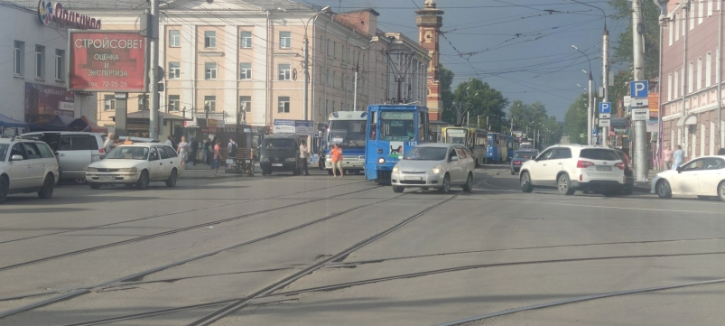 Семь трамваев встали в пробку из-за ДТП с участием автобуса в центре Иркутска