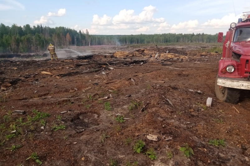 Мусор и отходы лесопилки горят в поселке Квиток под Тайшетом с 27 июня