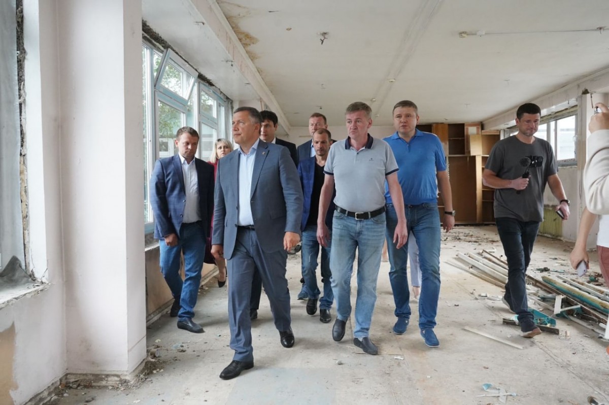 Губернатор Игорь Кобзев проверил благоустройство и ремонт важных соцобъектов в Вихоревке