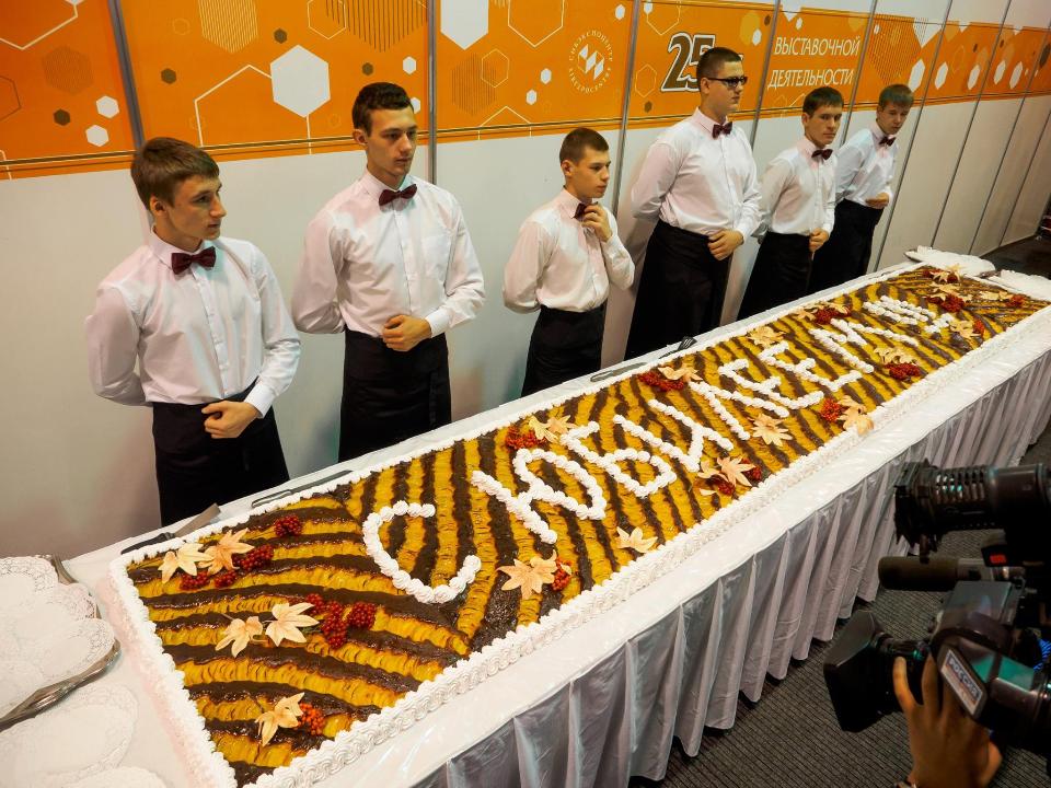 Иркутский хлебозавод изготовил шестиметровый юбилейный пирог