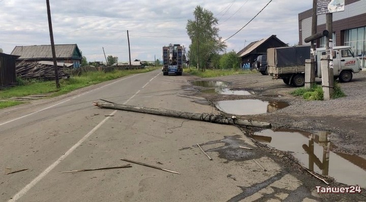 В Иркутской области на школьницу упал столб