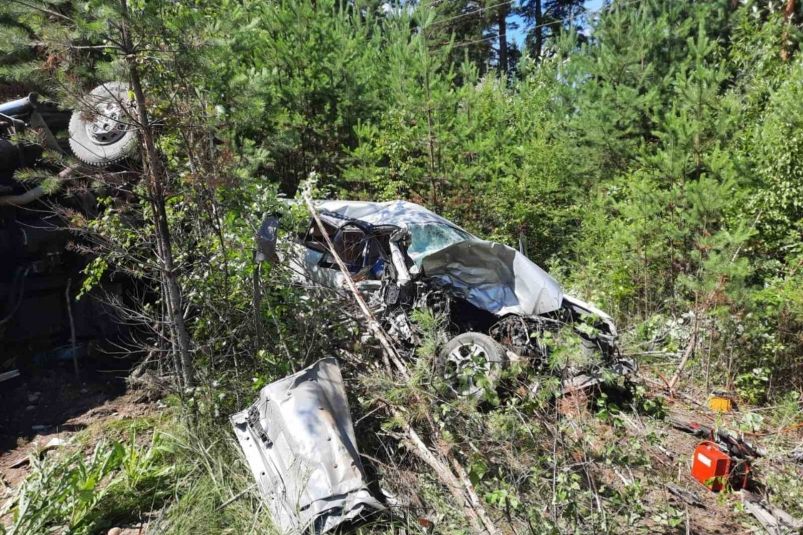 Водитель и пассажир легковушки погибли в ДТП с кроссовером и грузовиком под Ангарском