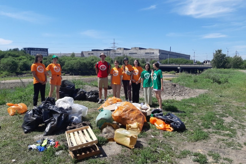 Волонтеры очистили от мусора около одного км береговой линии реки Ушаковки в Иркутске