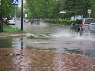 Штормовое из-за дождей продлили в Иркутской области на воскресенье